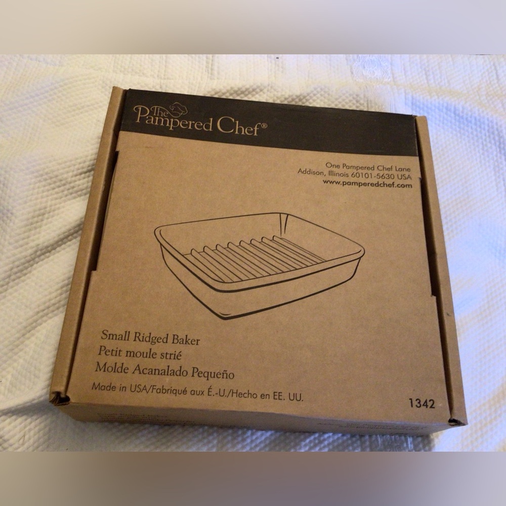 NWT PAMPERED CHEF SMALL RIDGED BAKER 1342 - NEW OUT 2011 - 9 X 6 3/4 X 1 3/4